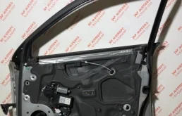 Дверь передняя правая для Audi A4 2001 года на фотографиях