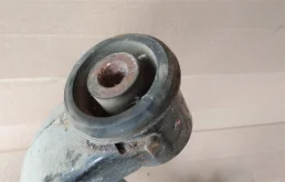 Рычаг передний правый нижний для Mitsubishi Pajero 2007 года на фотографиях