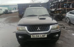 Бампер передний для Mitsubishi Pajero Sport на фотографиях