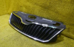 Решетка переднего бампера для Skoda Rapid 2015 года на фотографиях