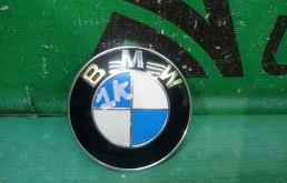 Эмблема BMW 5 series 2002-2010 51148132375 E60 E61, передняя
