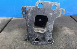 Кронштейн усилителя бампера Audi A3 2012 8P0807134, передний правый