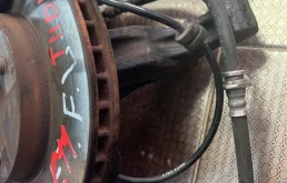 Кулак поворотный левый для Nissan Tiida на фотографиях