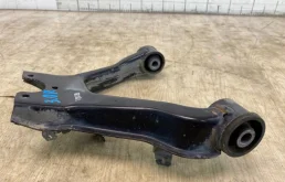 Рычаг передний правый верхний для Mitsubishi Pajero 2004 года на фотографиях