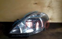 Фары для Nissan Tiida 2009 года на фотографиях