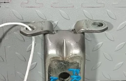 ПЕТЛЯ ДВЕРИ NISSAN SUZUKI ПЕРЕДНЯЯ ПРАВАЯ ВЕРХНЯЯ 824214P000