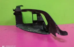 Кронштейн правой фары нижний для Audi Q7 2010 года на фотографиях