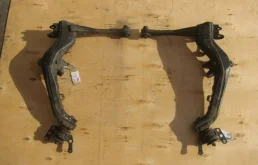 Рычаг задний левый нижний для Toyota Avensis 2003 года на фотографиях