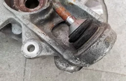 Кулак поворотный правый для Mercedes-Benz M class 2013 года на фотографиях