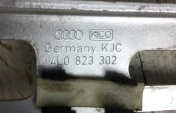 Петля капота левая для Audi Q7 2010 года на фотографиях