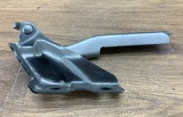 Петля капота Mazda 3 B32H52420A BK, задняя правая