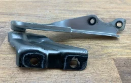 Петля капота Mazda 3 B32H52420A BK, задняя правая