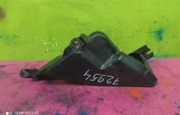 Кронштейн правой фары нижний для Audi Q7 2010 года на фотографиях