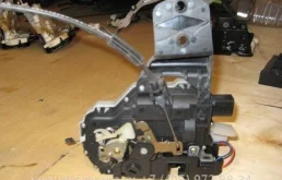 Дверной замок задней левой двери Volkswagen Passat B5+