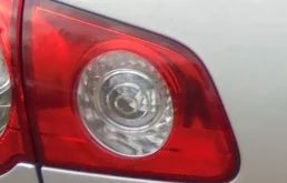 Фонарь задний левый в крышку багажника Volkswagen Passat B6 универсал