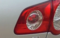 Фонарь задний правый в крышку багажника Volkswagen Passat B6 универсал