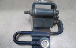 Петля передняя левая нижняя 3C8831411A, 3C8831411B, 3C8831411C для VW Passat B6 2005-2010