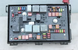 Блок предохранителей 13449203 WZ Opel Astra J