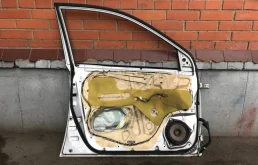 Дверь передняя левая для Toyota Corolla 2004 года на фотографиях