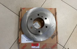 Диски тормозные передние (комплект) для Mitsubishi Pajero Sport 2012 года на фотографиях