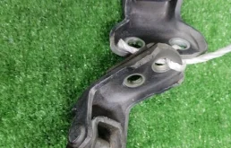 Петля двери Toyota Prius 2006 6871012151 NHW20 1NZFXE, передняя правая