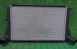 Интеркулер AUDI A3, SKODA OCTAVIA 1Z, VOLKSWAGEN GOLF 5/5+, JETTA 5, PASSAT B6, TIGUAN 1,8/2,0 2005- горизонт резьба б/у A3(2004-2013);OCTAVIA 1Z(2004-2012);GOLF 5(2004-2009);GOLF 5+(2005-2014);JETTA 5(2005-2009)