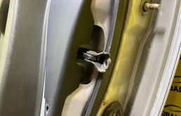 Ограничитель открывания двери передней Nissan Pathfinder (R51M) 2004-2013 2005 804304X00A 2.5 D YD25DDTI, левый