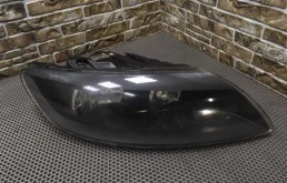 Фара правая для Audi Q7 2013 года на фотографиях