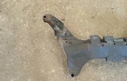 Подрамник двигателя для Nissan Almera Classic 2009 года на фотографиях