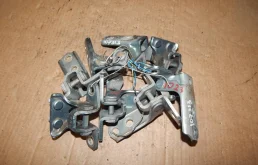 Петля двери Mitsubishi Lancer 2007-2010 5702A005 X 4В10