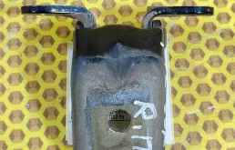 Петля двери Nissan Primera 2001—2004 824202F030 P12 QG18DE, передняя правая