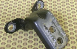 Петля двери задняя нижняя Nissan Qashqai 2008 824212F030 J10E K9K, правая
