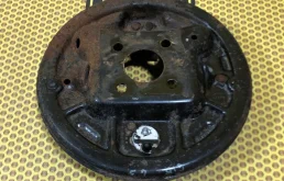 Щит тормозной Nissan Almera 2014 4101100Q0F G15 K4M, задний левый