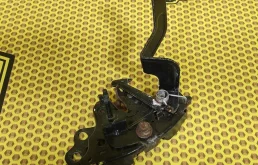 Замок капота Nissan Juke 2012 656011KA0A F15 MR16DDT