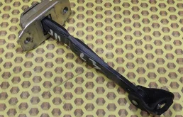 Ограничитель двери Nissan Qashqai 2014 824304EA0A J11 HRA2DDT, задний левый