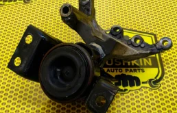 Опора двигателя Nissan Juke 2011 112101KC0B F15 MR16DDT, правая