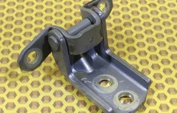 Петля двери задняя нижняя Nissan Qashqai 2011 824212F030 J10 MR20DE, правая