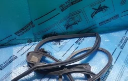 Уплотнитель двери Lexus LX570 6787160110
