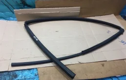 Уплотнитель стекла двери TOYOTA Fortuner 2018 681410K070 1GD-FTV 2.8, передний правый