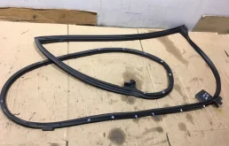 Уплотнитель двери задней правой TOYOTA Land Cruiser 2015 6787160110 URJ200 1VD-FTV 4.5