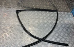 Уплотнитель стекла двери TOYOTA Land Cruiser 2015 6815260050 URJ200 1VD-FTV 4.5, задний левый