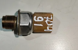 Датчик давления топлива 03L906051    Volkswagen
