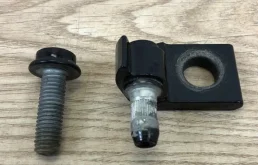 Петля двери задняя правая верхняя для Audi Q7 2023 года на фотографиях