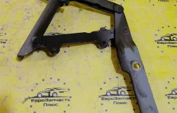 Петля замка капота Land Rover Discovery 4 LR040747 L319, правая