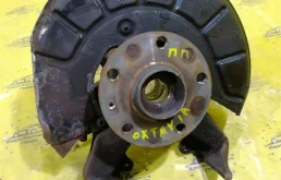 Поворотный кулак со ступицей Skoda Octavia A5 5K0498621A 1Z, передний правый