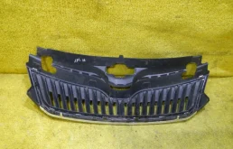 Решетка переднего бампера для Skoda Rapid 2015 года на фотографиях