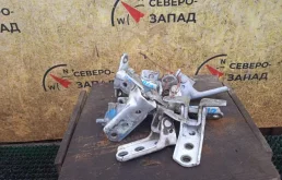 Петля двери Mitsubishi L200 2011 5702A033 KB4T 4D56-6-DFL, передняя правая