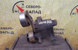 Кронштейн натяжного ролика Toyota Hilux 2013 1662030031 KUN25 2KDFTV