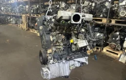 Двигатель Audi A4 06B100032X AMB