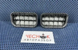 Решетка вентиляционная Audi Q7 4L рестайлинг 2011 4A0819181 CJTC, передняя
